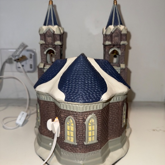 2019 "COUNTRY CHARM" SEASONAL HAND PAINTED CHURCH w/ Original Box - Picture 7 of 9